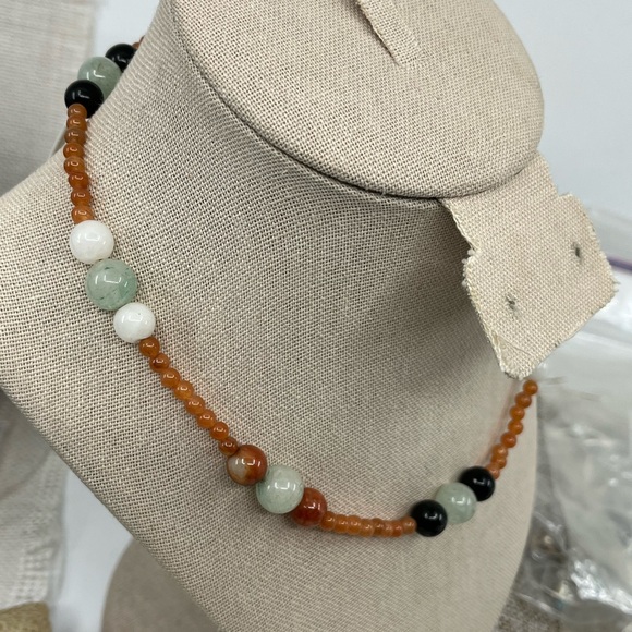 Vintage 14K Beaded Necklace Featuring Jade, Carnelian, and White Stones - Picture 4 of 17
